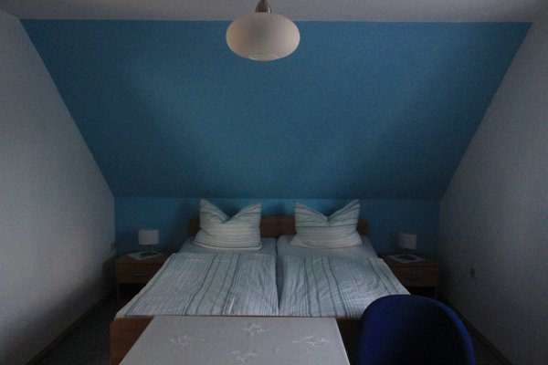 Schlafzimmer mit aufgebettetem Doppelbett